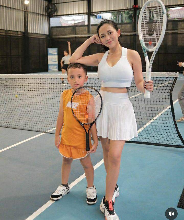 potret Xabiru dan Chava ikut main tenis (instagram.com/rachelvennya)
