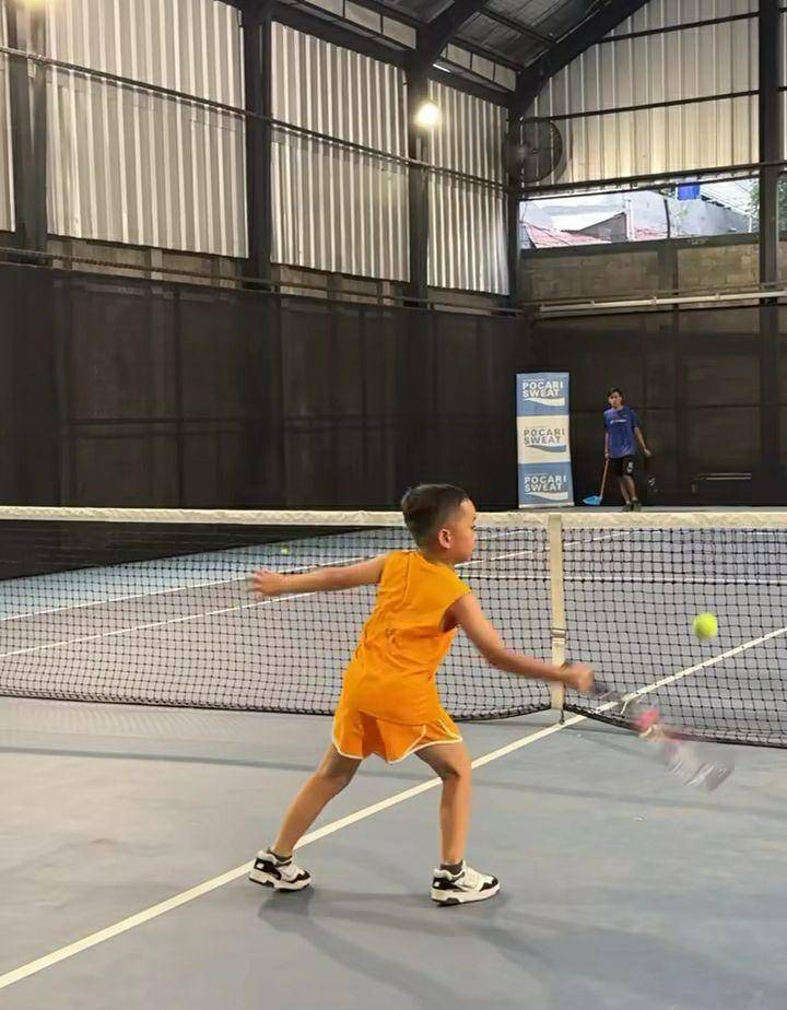 potret Xabiru dan Chava ikut main tenis (instagram.com/rachelvennya)