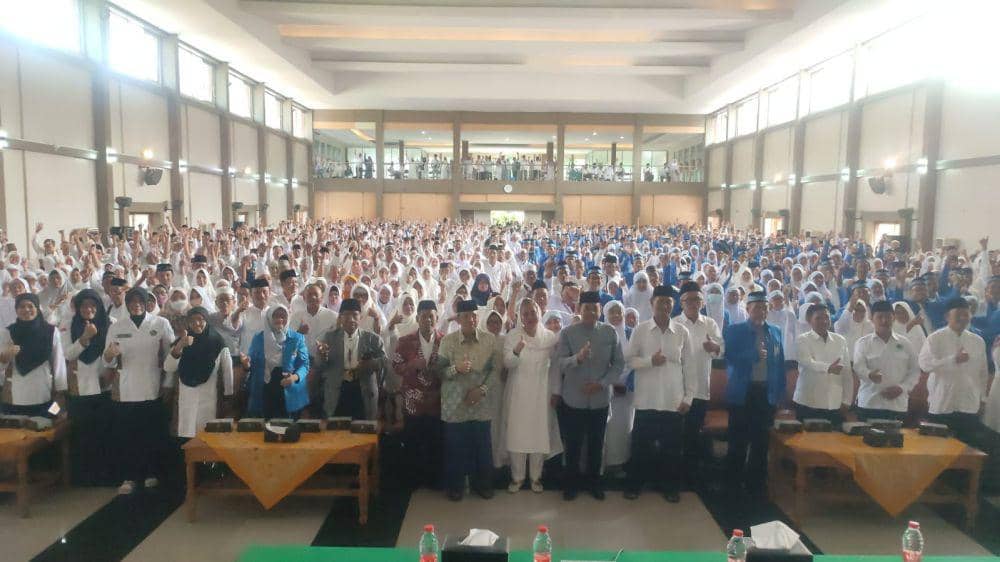 Wali Kota Semarang, Hevearita Gunaryanti Rahayu melepas ribuan calon jemaah haji Kota Semarang di Auditorium UIN Walisongo Kampus III Kota Semarang, Kamis (9/5/2024). (dok. Pemkot Semarang)
