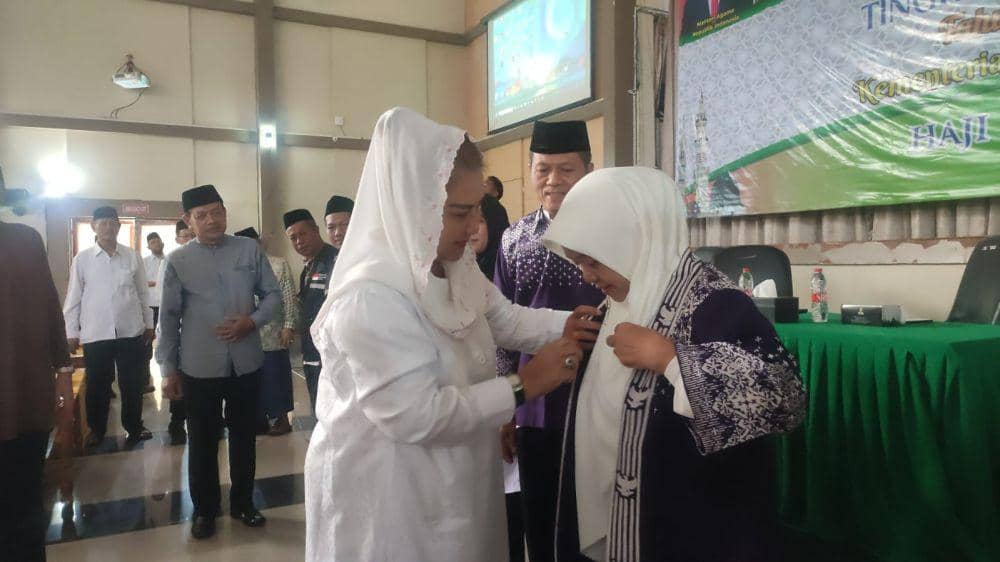 Wali Kota Semarang, Hevearita Gunaryanti Rahayu melepas ribuan calon jemaah haji Kota Semarang di Auditorium UIN Walisongo Kampus III Kota Semarang, Kamis (9/5/2024). (dok. Pemkot Semarang)