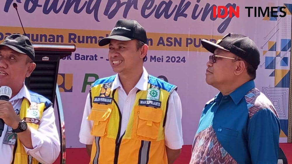 Dirjen Perumahan Kementerian PUPR Iwan Suprijanto bersama Pj Gubernur NTB Lalu Gita Ariadi. (IDN Times/Muhammad Nasir)