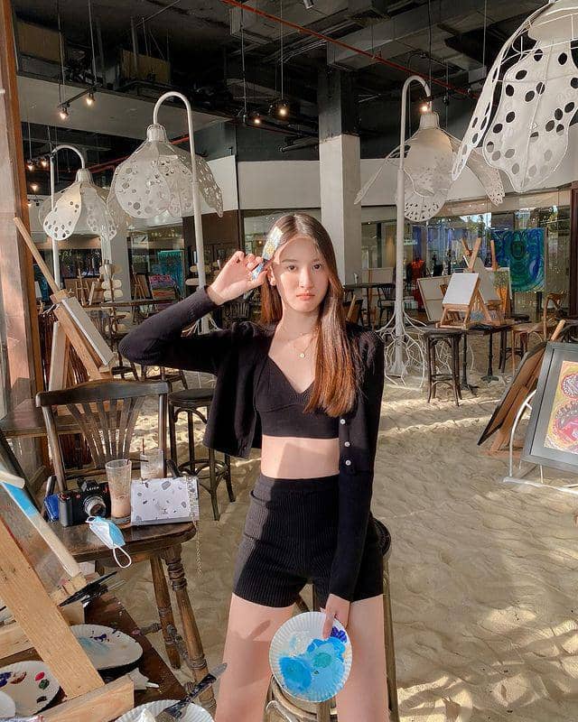 padu padan short pants ala View Benyapa (instagram.com/view.benyapa)