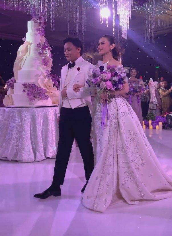 potret resepsi pernikahan Rizky Febian dan Mahalini (instagram.com/thebridestory)