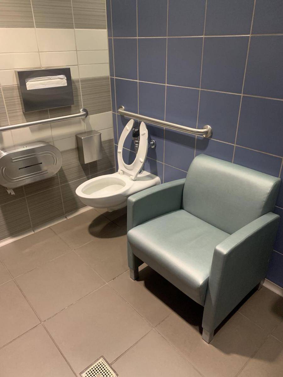 potret hal unik di toilet bandara (reddit.com/user/JFuriousJones)