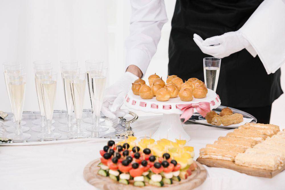 ilustrasi makanan dan minuman di buffet (freepik.com/freepik)