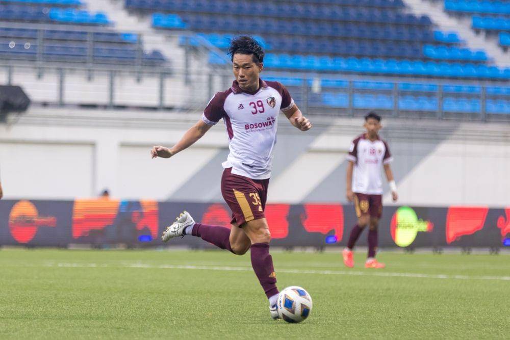 Aksi pemain PSM Makassar, Kenzo Nambu, dalam laga matchday keempat Grup H AFC Cup 2023/24 kontra Hougang United di Jalan Besar Stadium Singapura, 9 November 2023. (Dok. Asian Football Confederation (AFC)/Leo Shengwei)