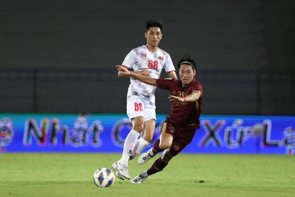 Pemain PSM Makassar Kenzo Nambu (kanan) berebut bola dengan pemain Hai Phong FC yakni Nguyen Truong Dai (kiri) dalam laga matchday pertama Grup H AFC Cup 2023/24 kontra Hai Phong FC di Lach Tray Stadium Vietnam, 21 September 2023. (Dok. Asian Football Confederation (AFC))