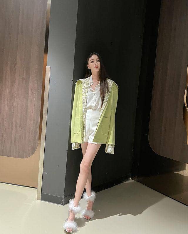 padu padan short pants ala View Benyapa (instagram.com/view.benyapa)