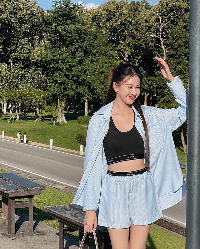 padu padan short pants ala View Benyapa (instagram.com/view.benyapa)