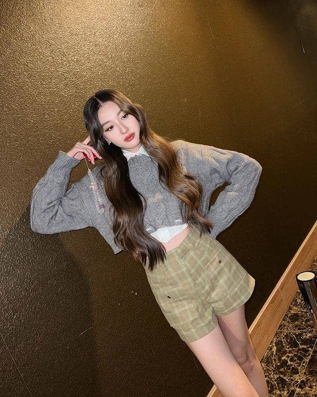 padu padan short pants ala View Benyapa (instagram.com/view.benyapa)