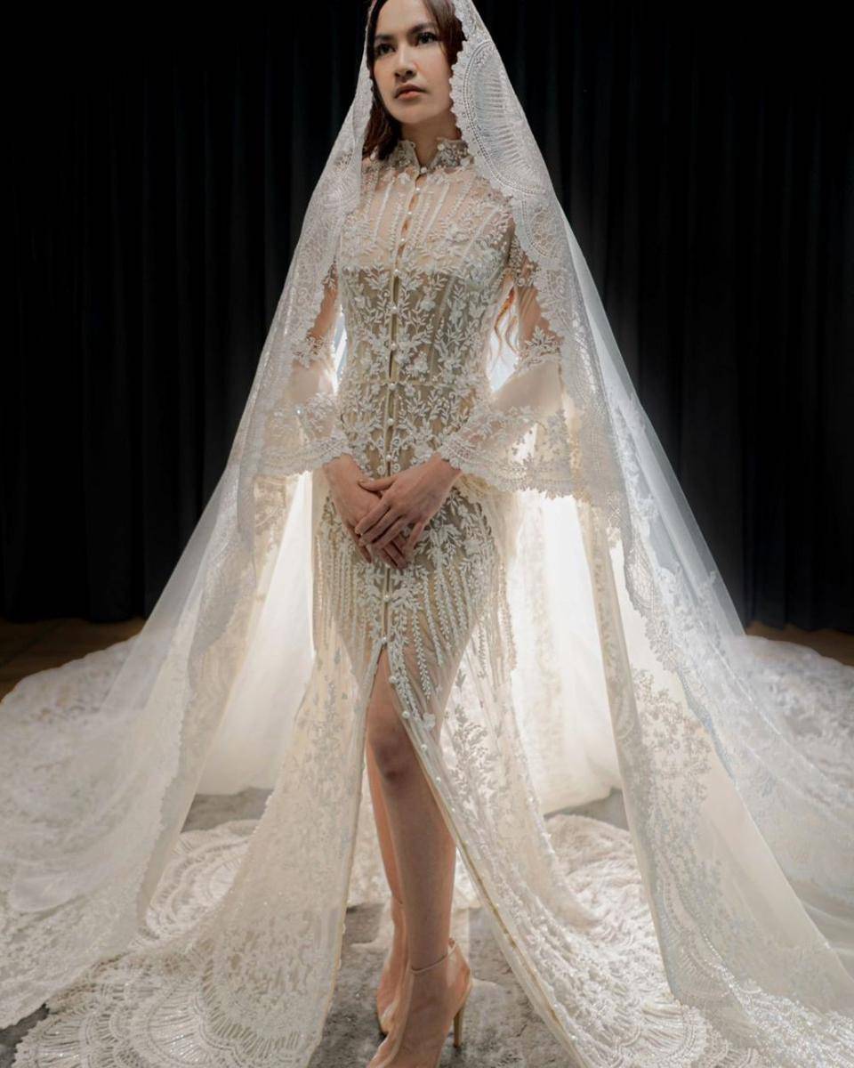Bridal robe Mahalini Raharja. (Instagram.com/monicaivena)