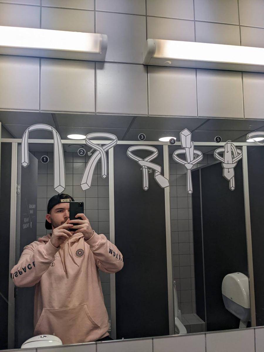 potret hal unik di toilet bandara (reddit.com/user/themiths35)