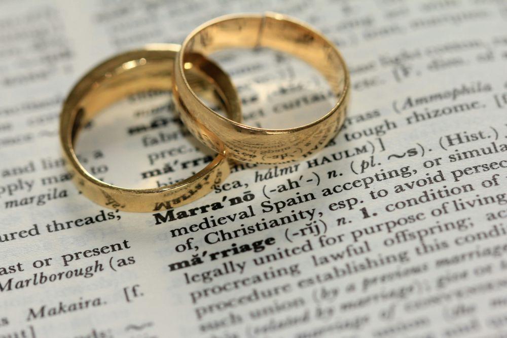 9 Inspirasi Foto Cincin Pernikahan, Romantis Tanpa Wajah Pengantin