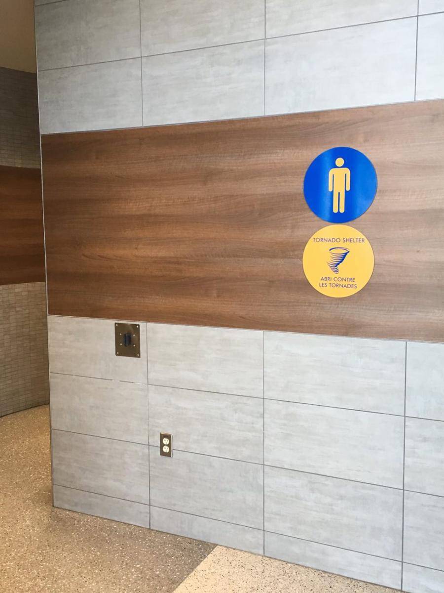 potret hal unik di toilet bandara (reddit.com/user/margarine_is_weak)