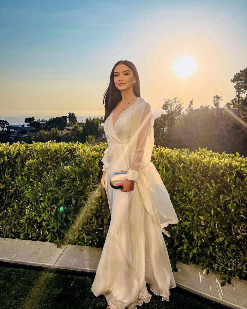 inspirasi dress simpel dan elegan ala Raline Shah (instagram.com/ralineshah)