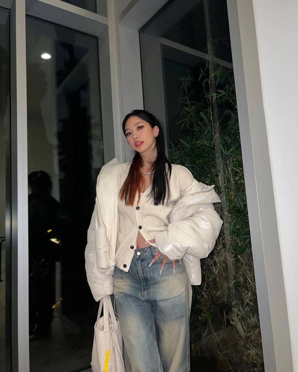 potret Ryu Won kenakan celana denim (instagram.com/rw2100)
