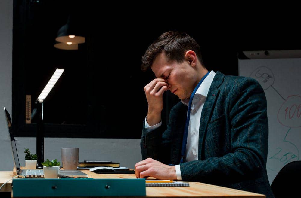 Ilustrasi orang jenuh dengan pekerjaan (freepik.com/freepik)