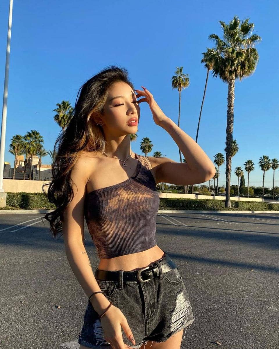 potret Ryu Won kenakan short pants denim (instagram.com/rw2100)