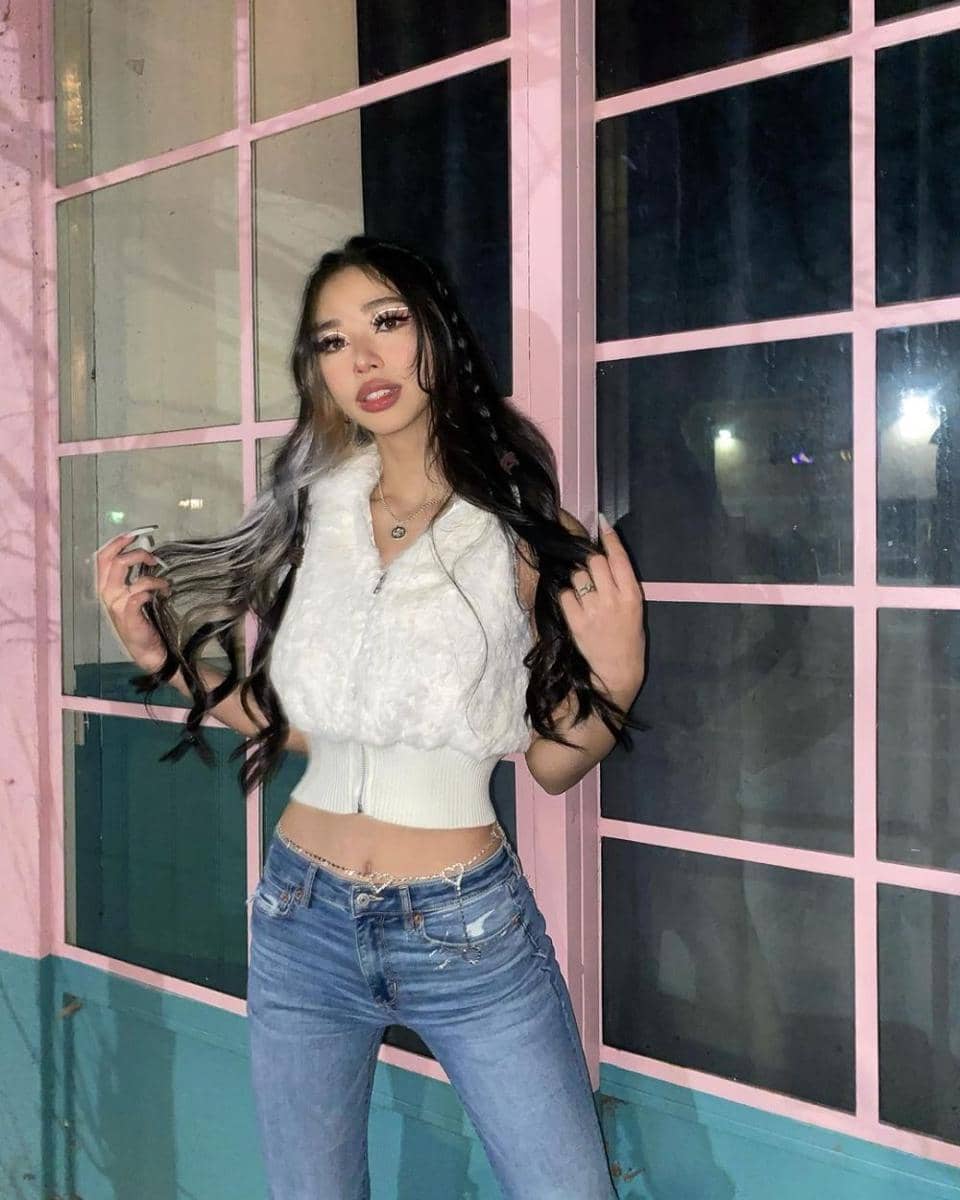 potret Ryu Won kenakan celana denim (instagram.com/rw2100)
