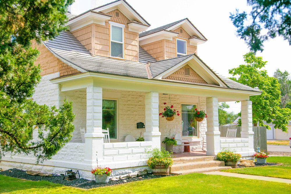 inspirasi warna cat eksterior rumah (unsplash.com/Ian MacDonald)