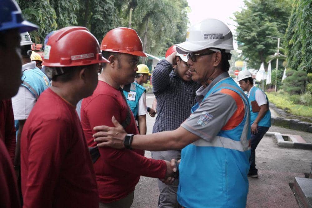 General Manager PLN UID Sulselrabar, Moch. Andy Adchaminoerdin melaksanakan pengecekan kesiapan dan memompa semangat Tim Bantuan Pemulihan Pasokan Listrik yang diterjunkan ke Kabupaten Luwu, Kamis (9/5/2024). Dok. PLN UID Sulselrabar