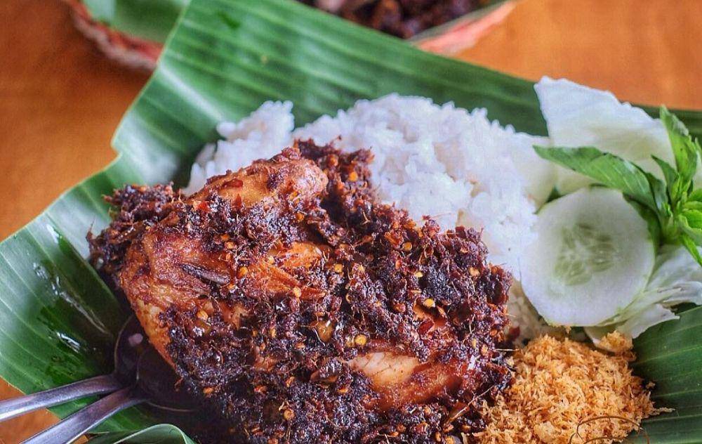 Bebek Alas Daun (instagram.com/surabayafoodies)