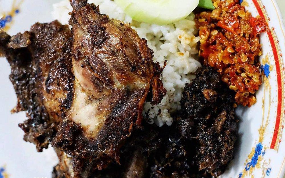 5 Tempat Makan Bebek Bumbu Hitam di Surabaya, Lezatnya Maknyus!