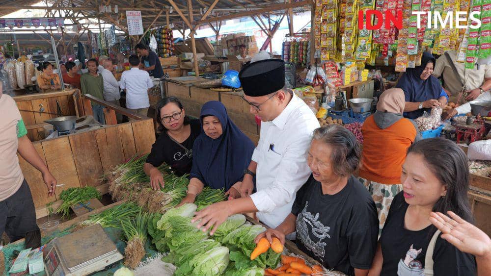 Ketua Umum Asosiasi Pedagang Pasar Seluruh Indonesia (APPSI), Sudaryono juga cek pasar tradisional di Banjarnegara. (IDN Times/Fariz Fardianto)