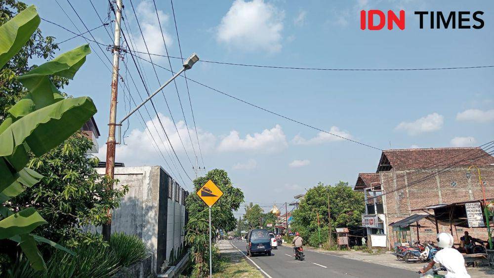 APJ yang terpasang di sepanjang jalan raya Magetan - Sarangan. IDN Times/ Riyanto