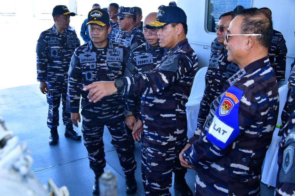 Kepala Staf TNI Angkatan Laut (KSAL), Laksamana TNI Muhammad Ali pimpin operasi laut dengan meluncurkan rudal khusus. (Dokumentasi TNI AL)