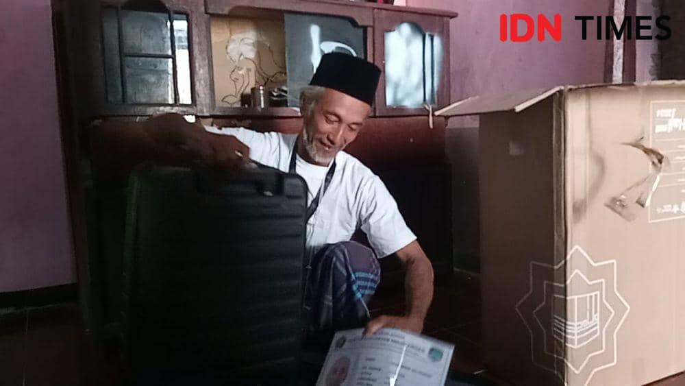Inin Nastain IDN Times/ Usman menyiapkan koper haji