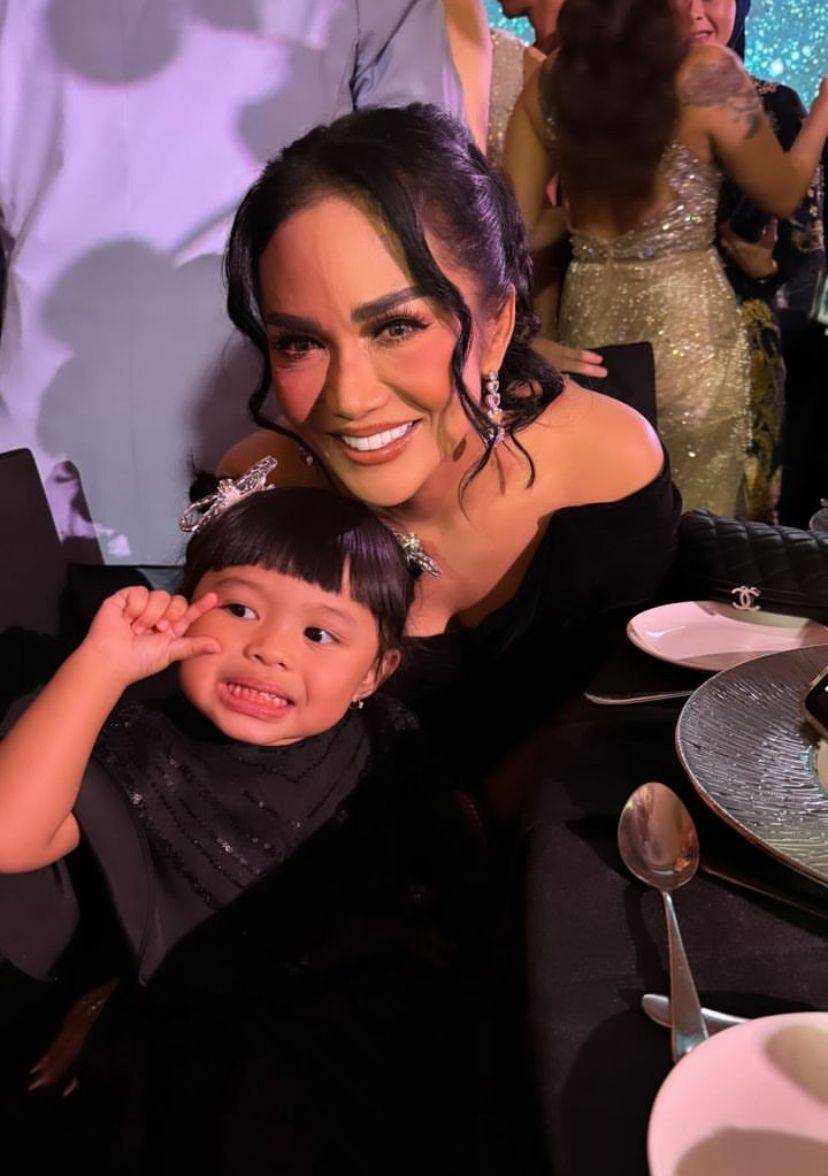potret artis hadiri resepsi pernikahan Rizky Febian dan Mahalini (Instagram.com/krisdayantilemos)