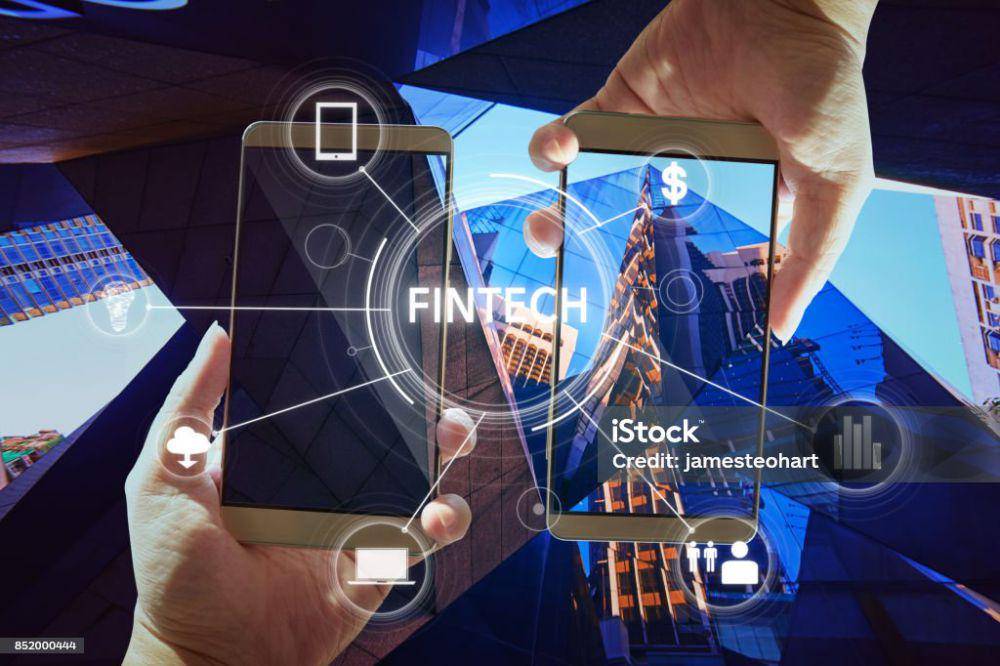 ilustrasi penggunaan fintech (istockphoto.com/jamesteohart)