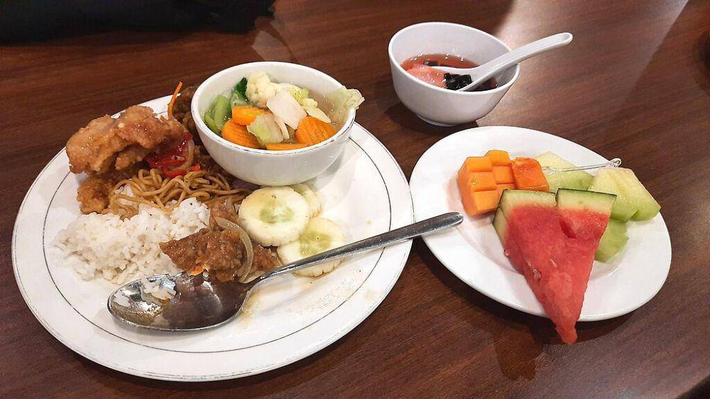 ilustrasi hidangan yang diambil dari buffet (commons.wikimedia.org/Bajinra)