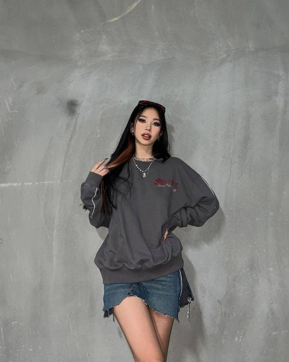 potret Ryu Won kenakan denim mini skirt (instagram.com/rw2100)