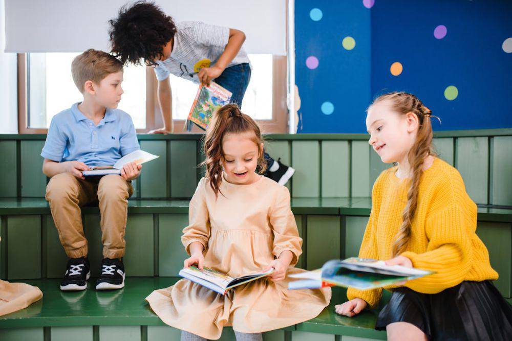 ilustrasi anak membaca buku dengan nyaring (pexels.com/Anastasia Shuraeva)