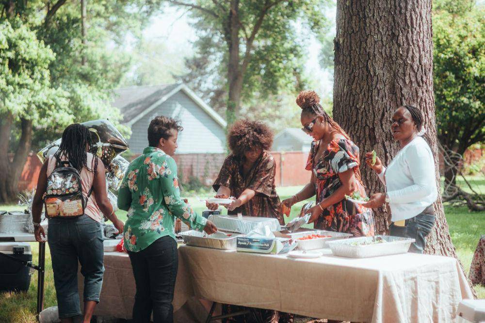ilustrasi orang makan di buffet (pexels.com/newmanphotographs)