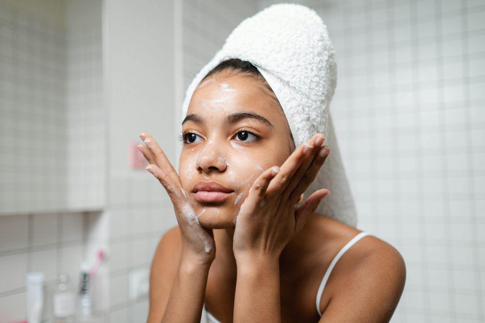 4 Face Wash Berbahan Hyaluronic Acid, Lembapkan Kulit Kering