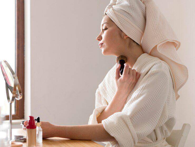 ilustrasi seseorang memakai makeup (freepik.com/freepik)
