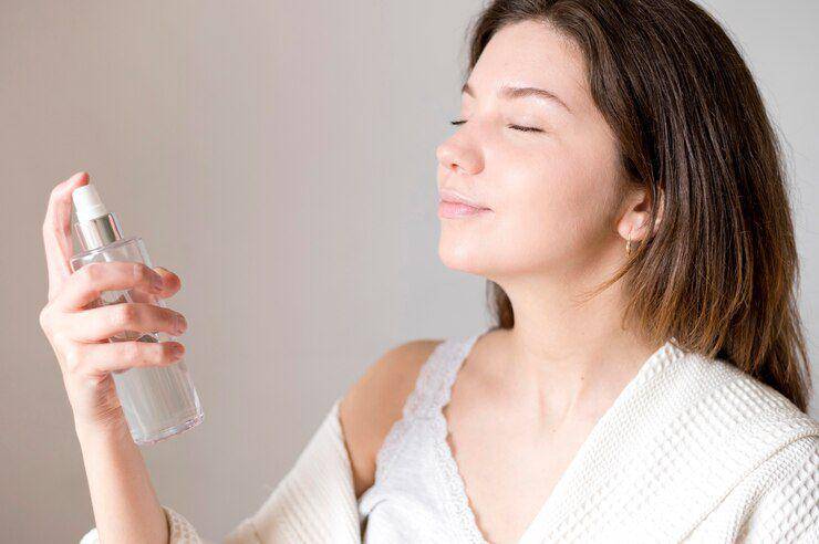 ilustrasi seseorang menggunakan spray (freepik.com/freepik)