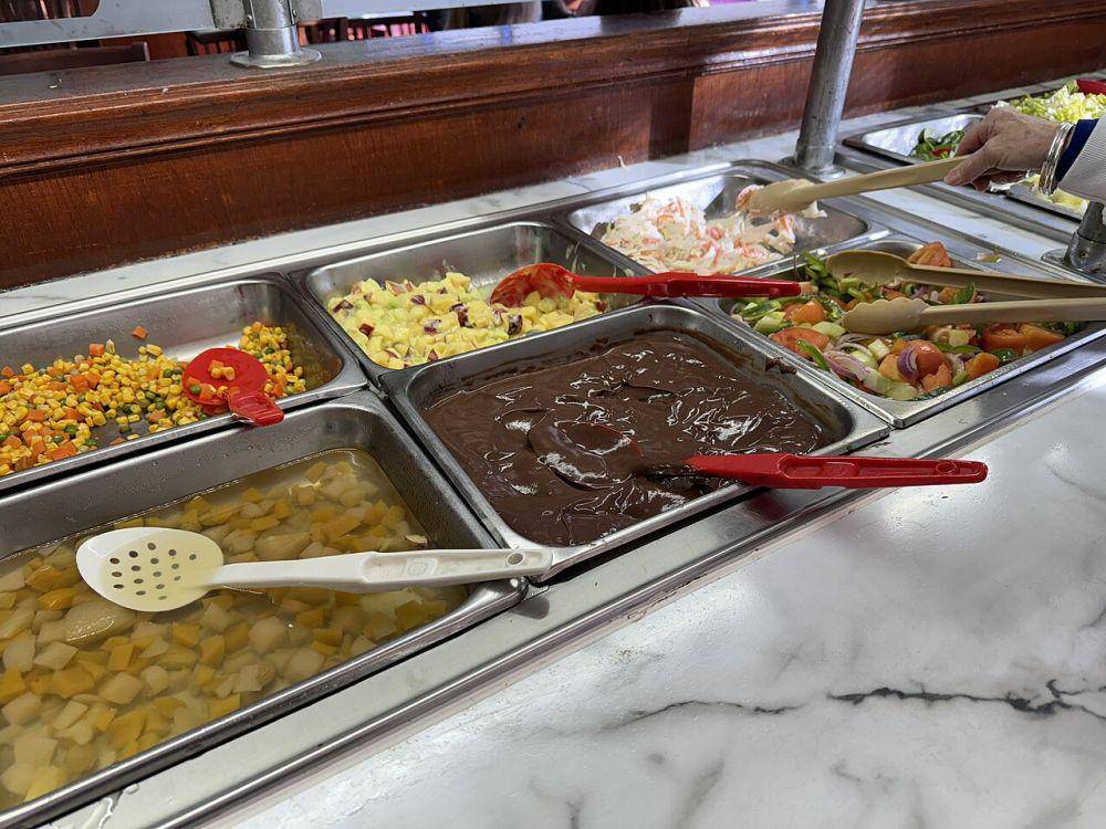 ilustrasi wadah dan alat khusus di buffet (commons.wikimedia.org/Missvain)