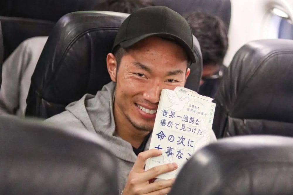 Pemain PSM Makassar, Kenzo Nambu, dalam penerbangan bersama ke Denpasar pada 22 April 2024. (Instagram.com/psm_makassar)