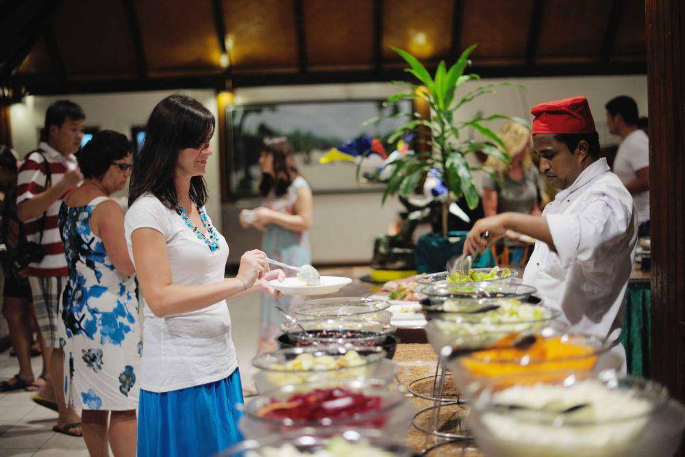 ilustrasi orang mengambil makanan di buffet (vecteezy.com/dotshock)