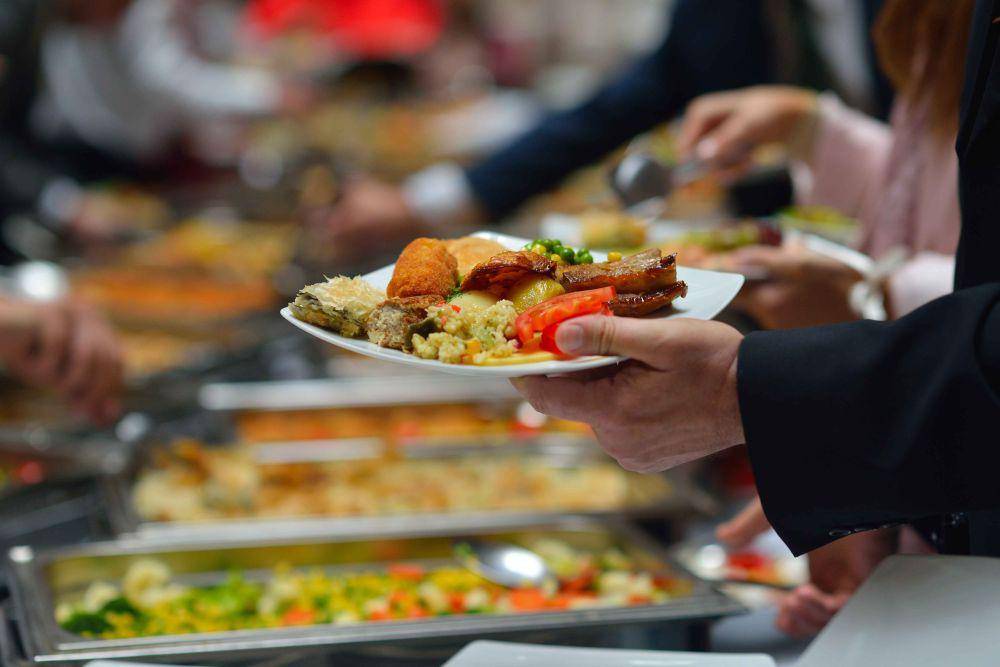 ilustrasi mengambil makanan di buffet (vecteezy.com/dotshock)