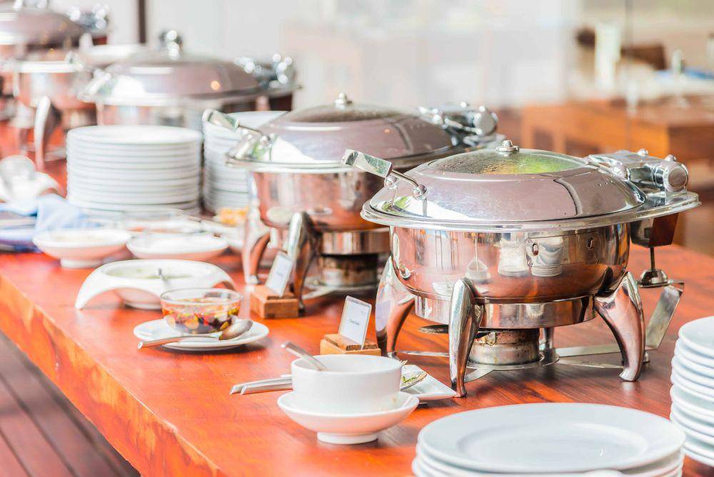 ilustrasi catering buffet (vecteezy.com/siraphol-siricharattakul)