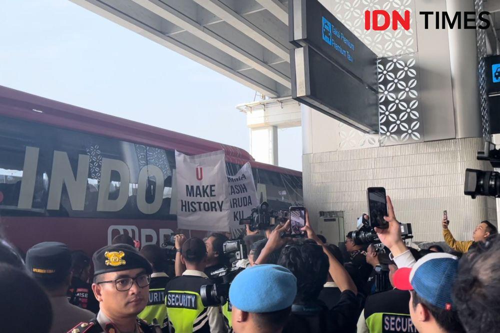 Sambutan Riuh Suporter ke Timnas U-23 di Bandara