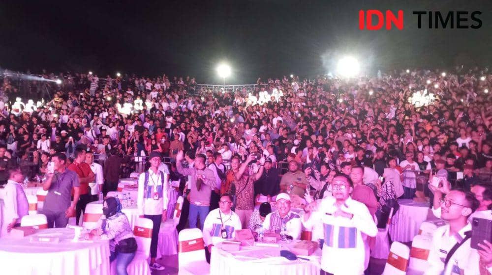 Suasana peluncuran tahapan Pilgub NTB 2024 dihadiri ribuan anak muda. (IDN Times/Muhammad Nasir)