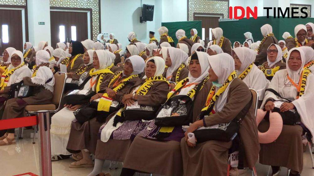 Jemaah haji kloter 1 Embarkasi Lombok asal Kota Mataram di Asrama Haji NTB. (IDN Times/Muhammad Nasir)