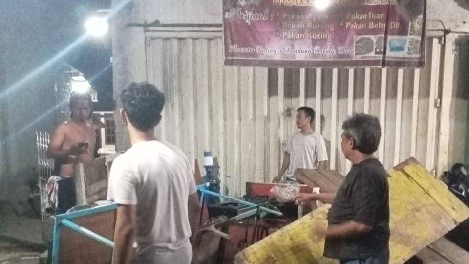 Lapak PKL yang rusak akibat kerusuhan di Desa Meninting Lombok Barat. (dok. Istimewa)