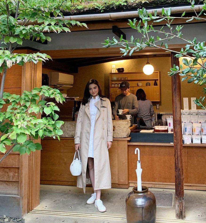 gaya smart casual Raline Shah (instagram.com/ralineshah)